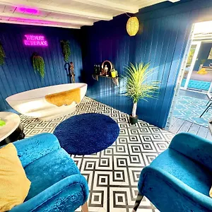 https://a-hidden-gem-with-private-hot-tub-and-garden.bournemouth-hotels.org